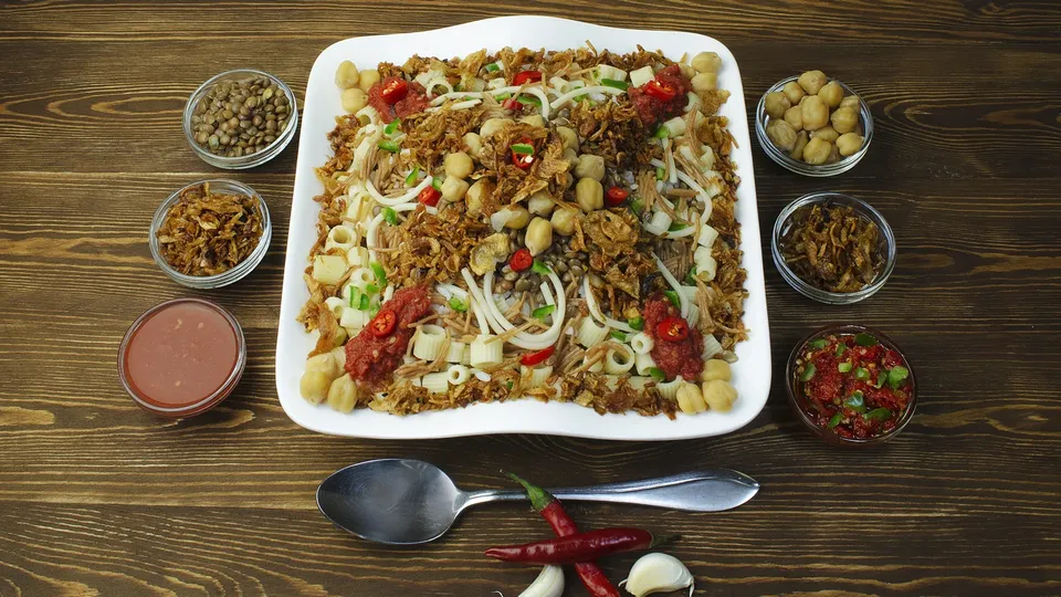 طبق كشري مصري مع المعكرونة والعدس والخضروات