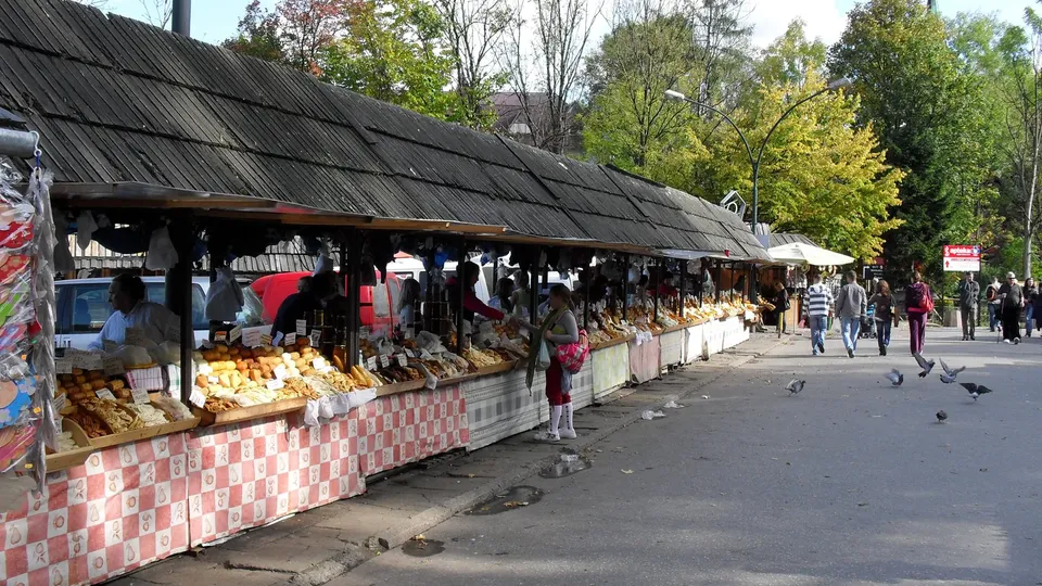 Stragany z regionalnym serem owczym na targu w Zakopanem